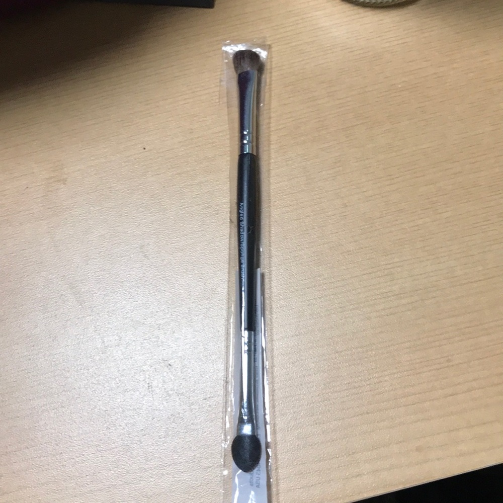 Younique angled shadow/sponge brush